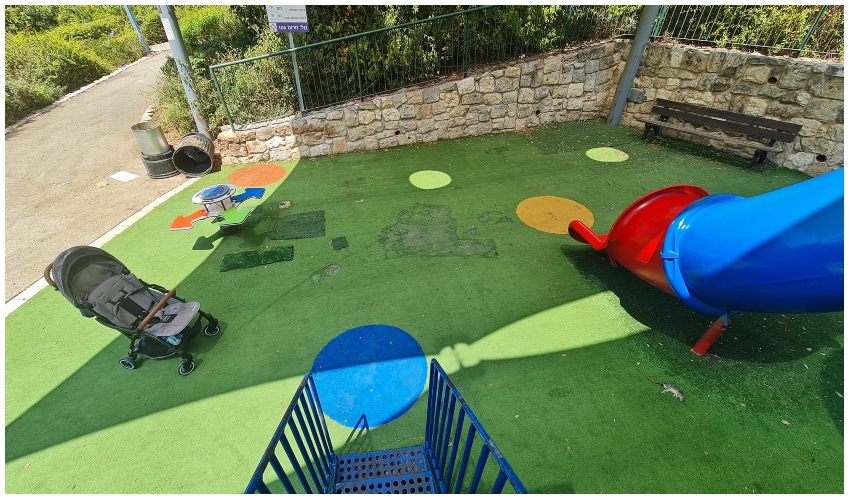 ההזנחה בגן חיל הים (צילום: רובי אנגל)