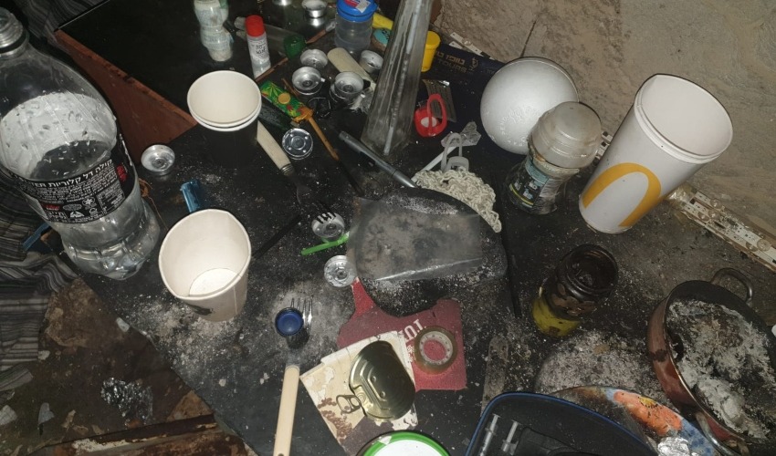 הציוד שגילו התושבים בחלל שבתחתית הבניין