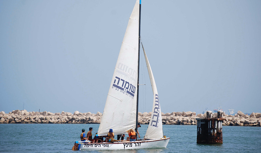 סירת סנונית של צופי הים חיפה (צילום: שושן מנולה)
