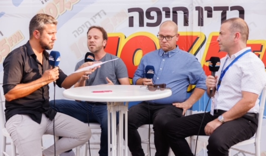 רדיו חיפה משדר מהשטח (צילום: מיכה בריקמן)