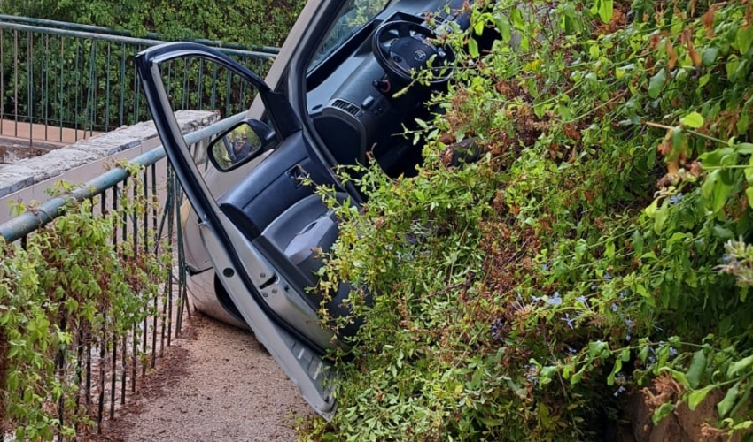 הרכב שנפל לשביל בנווה שאנן (צילום: דוברות כבאות והצלה, מחזו חוף)