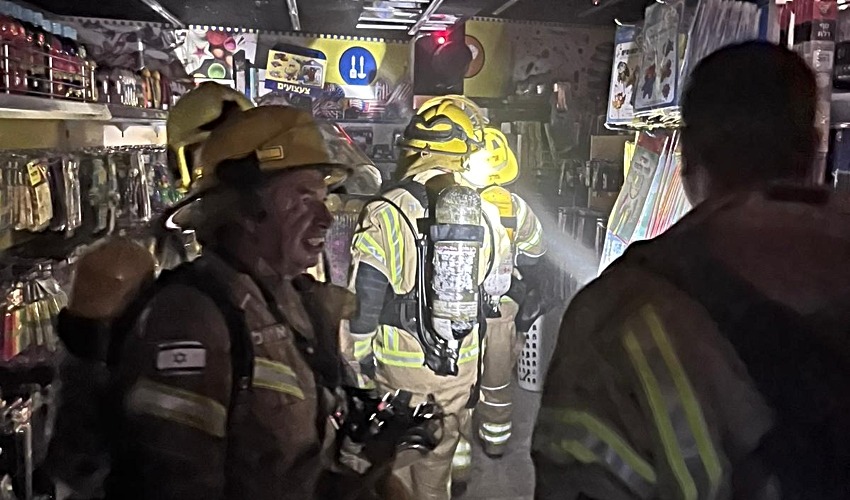 פעולות הכיבוי בסינמול (צילום: דוברות כבאות והצלה, מחוז חוף)