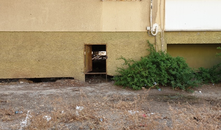 הפתח המוביל אל החלל שמתחת לבניין