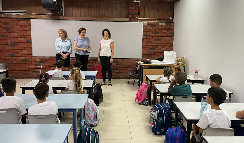 עינת קליש רותם עם תלמידים מבית הספר מגינים (צילום: ראובן כהן, דוברות עיריית חיפה)
