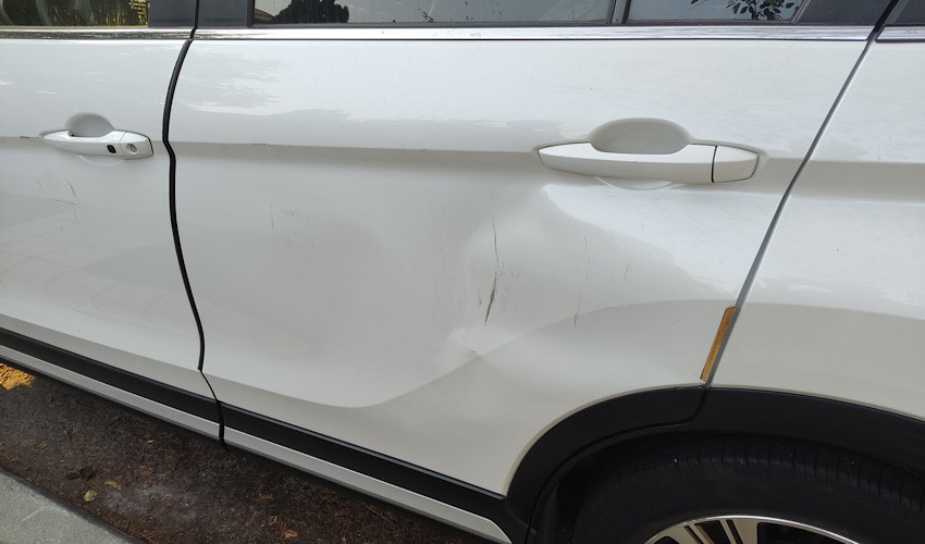 הדלת השמאלית החבוטה