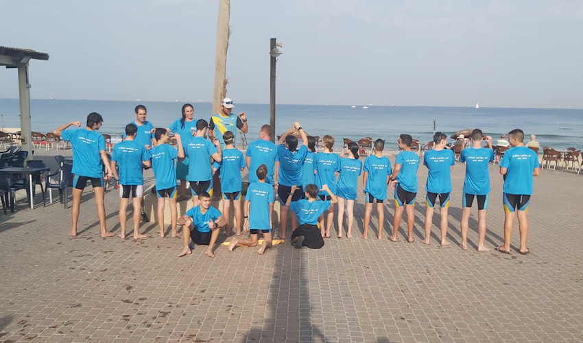 צועדים בחוף (צילום: דוברות עיריית חיפה)