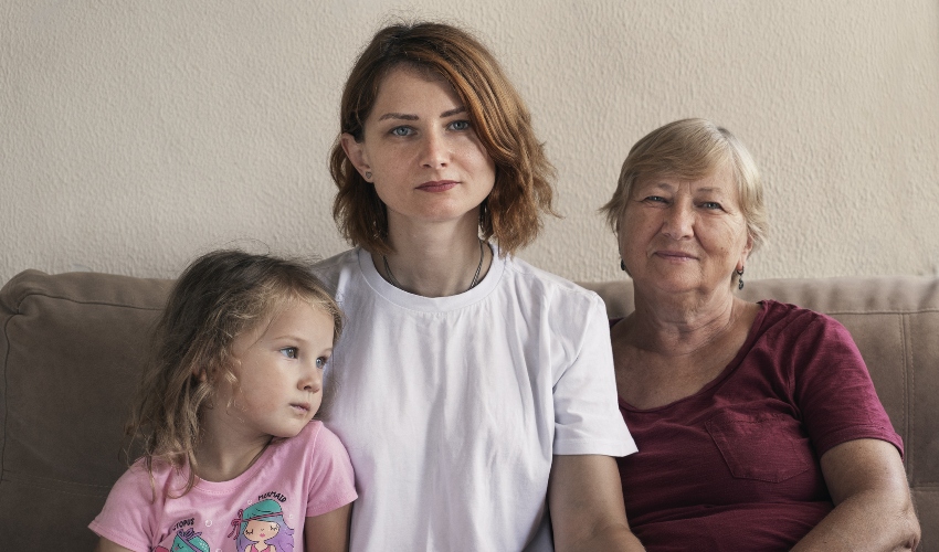 נטליה, בתה ונכדתה מתוך התערוכה "אשת חיל" (צילום: בית הספר לצילום של לימודי המשך בטכניון)