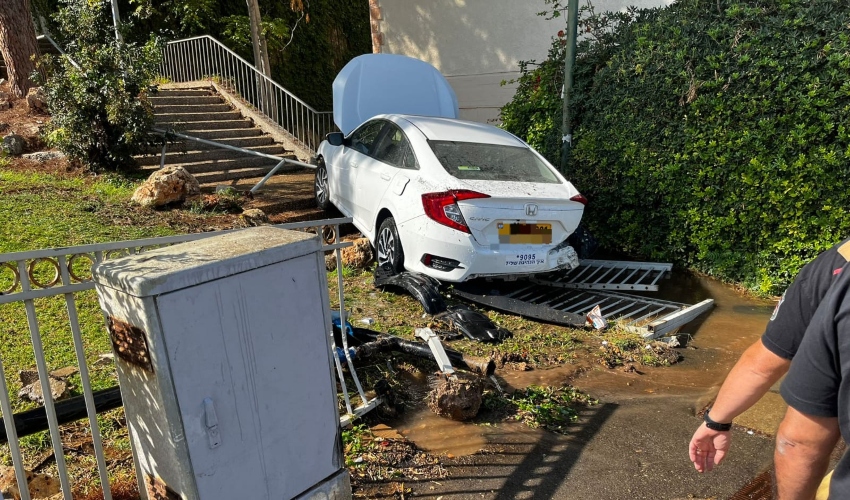 הרכב שעלה על הגינה (צילום: דוברות כב"א מחוז חוף)