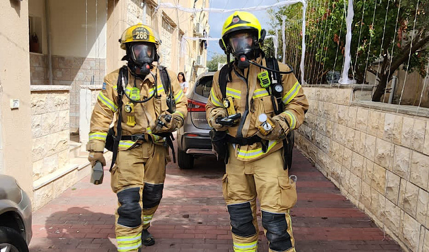 לוחמי אש ממוגנים בזירת האירוע ברחוב כבירים (צילום: דוברות שירותי הכבאות וההצלה)