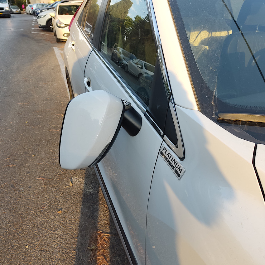 המראה השבורה בצד ימין