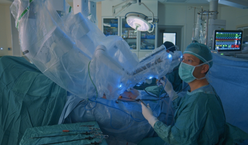 רובוט דה וינצ'י בחדר ניתוח במרכז הרפואי כרמל (צילום: אלי דדון, דוברות כרמל)