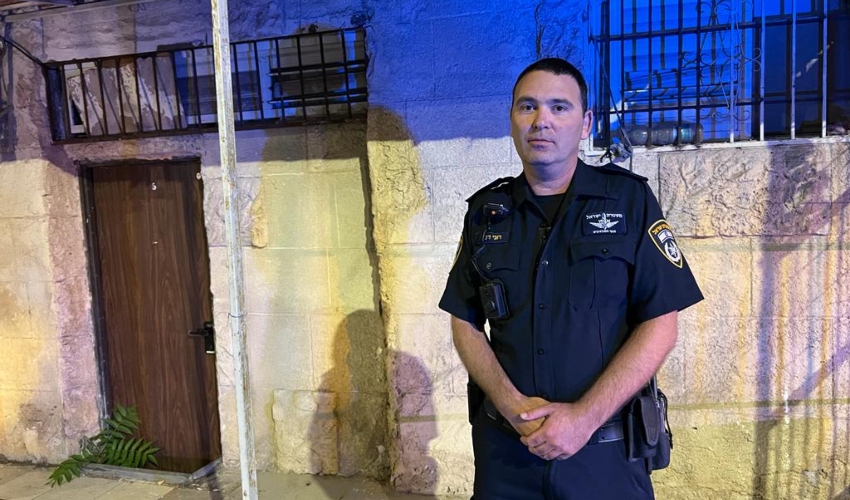 רס"ב רוני דמין, השוטר הקהילתי של רובע הדר, ליד בית הזונות שנאטם (צילום: חגית הורנשטיין)