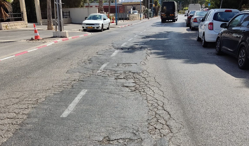 הכביש ברחוב העלייה השנייה בבת גלים (צילום: יובל בוסין)