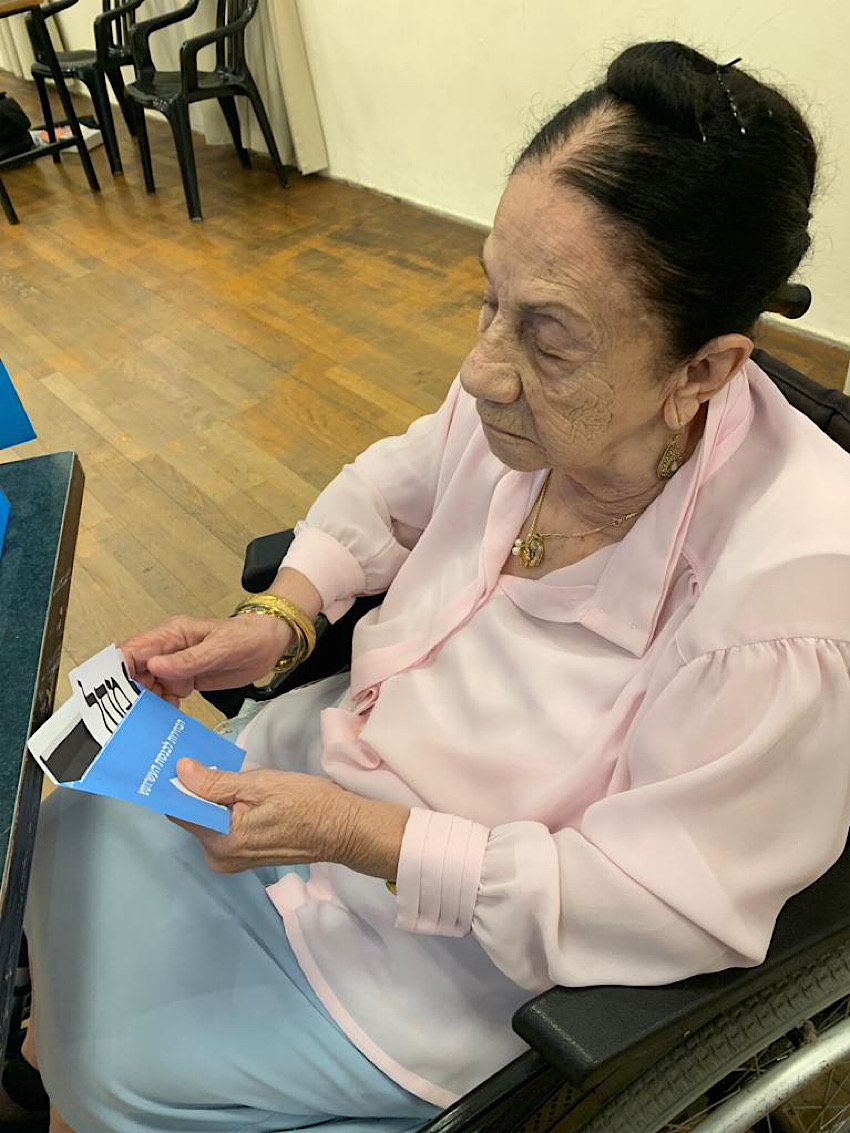 מרים בן חיים עם הפתק של מחל