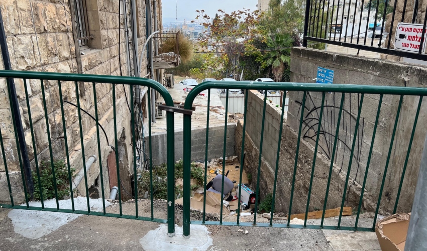 הגדר החדשה שהציבה העירייה במדרגות דבורה (צילום: חגית הורנשטיין)