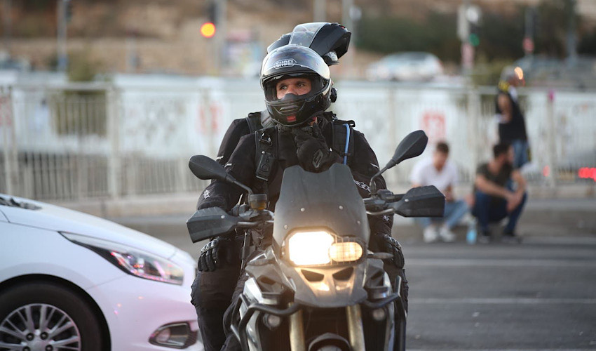 שוטר מחוץ לאיצטדיון טדי (צילום: דוברות משטרת ישראל)