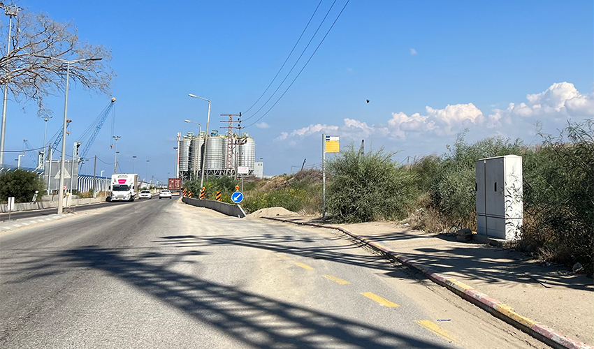 תחנת האוטובוס האחרונה לפני פארק הקישון (צילום: חגית הורנשטיין)