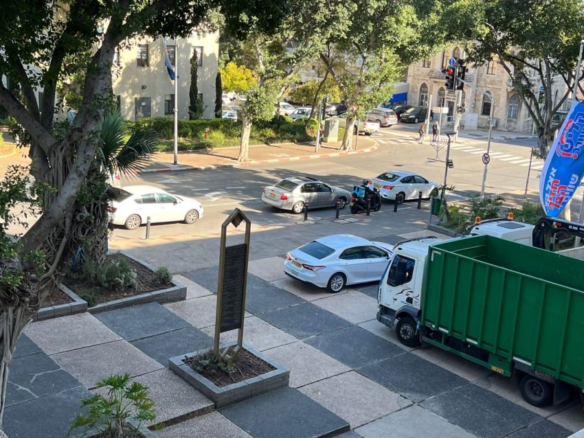 רכבה של ראש העיר חוסם את משאיות האשפה