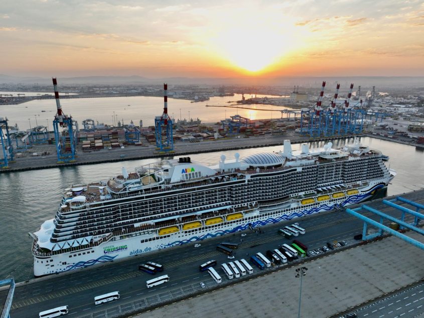 אוניית הקרוזים הכי גדולה בנמל חיפה (צילום גיאודרנוס)