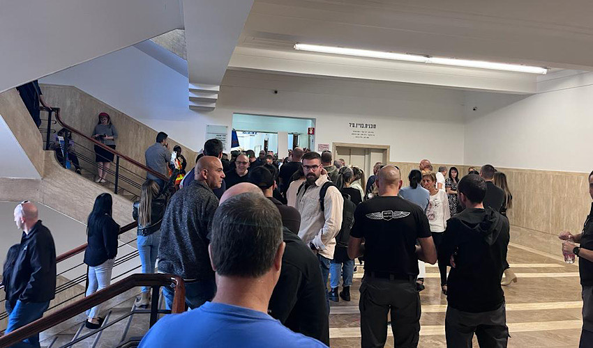 עובדי אגף התברואה מוחים בבניין העירייה, היום