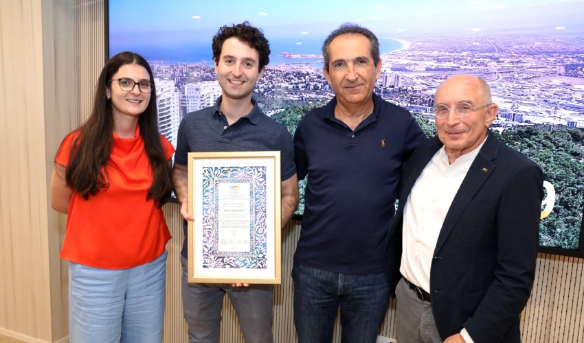 מימין: פרופ' רון רובין, פטריק דרהי וילדיו דיוויד ואנג'לינה (צילום: יניב קופל)