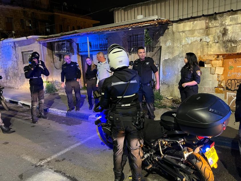 סיור המשטרה פוגש בסיור העירייה (צילום: חגית הורנשטיין)