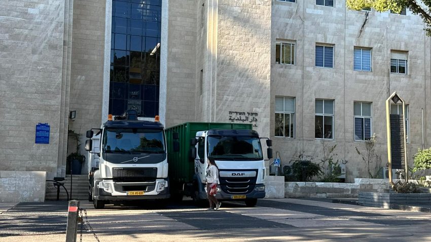 משאיות לפינוי אשפה חוסמות את הכניסה לבניין עיריית חיפה