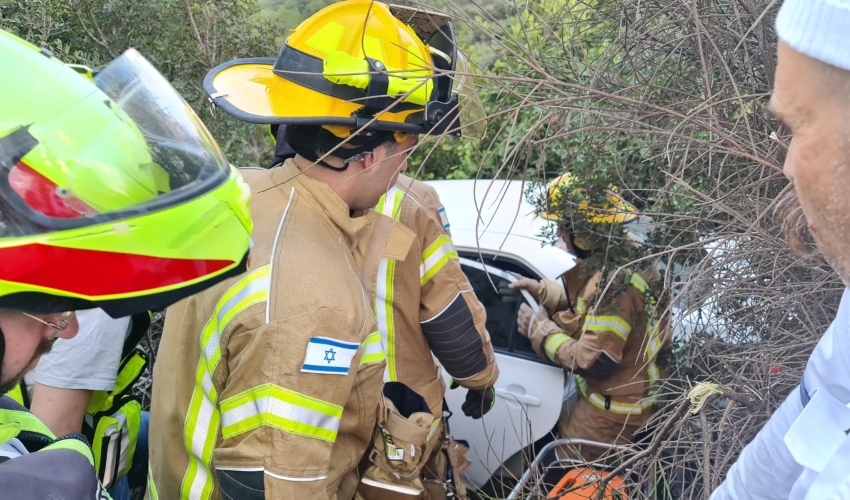לוחמי האש מחלצים את הנהג (צילום: דוברות שירותי הכבאות וההצלה)