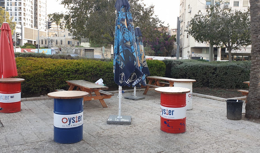 פינת הישיבה המיותמת באויסטר (צילום: בועז כהן)