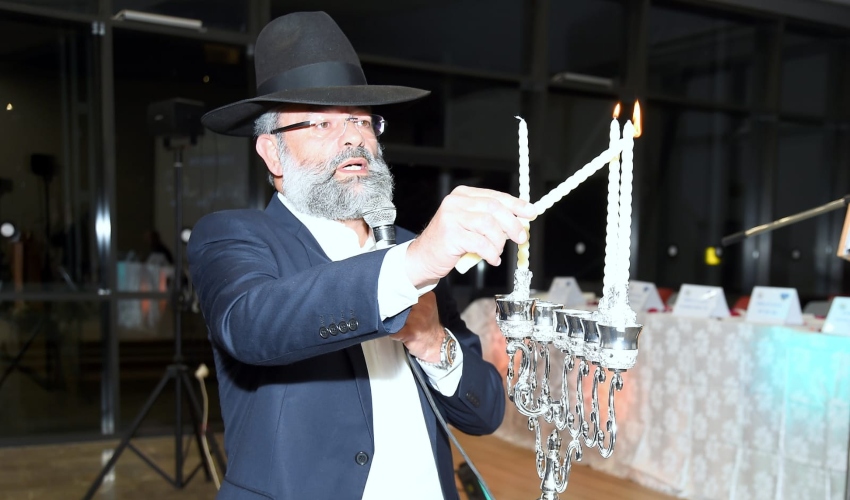 הדלקת נר שני של חנוכה על ידי הרב דוד אבוחצירא (צילום: יוסף הירש)