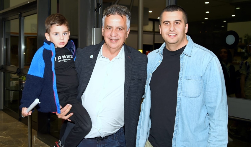 שמעון סבג עם בנו, עו"ד רועי סבג, והנכד (צילום: יוסף הירש)