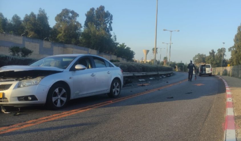 זירת התאונה ליד בית הספר הטכני שבה נהרגה מוניק אלמשאלי (צילום: דוברות המשטרה)