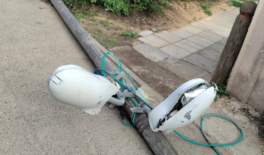 עמוד התאורה שנפל (צילום: רמון אטלי)