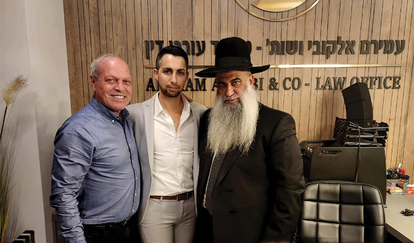 הרב שי פרי, עו"ד עמירם אלקובי ועו"ד מימון טולדנו (צילום: משרד עוה"ד עמירם אלקובי)