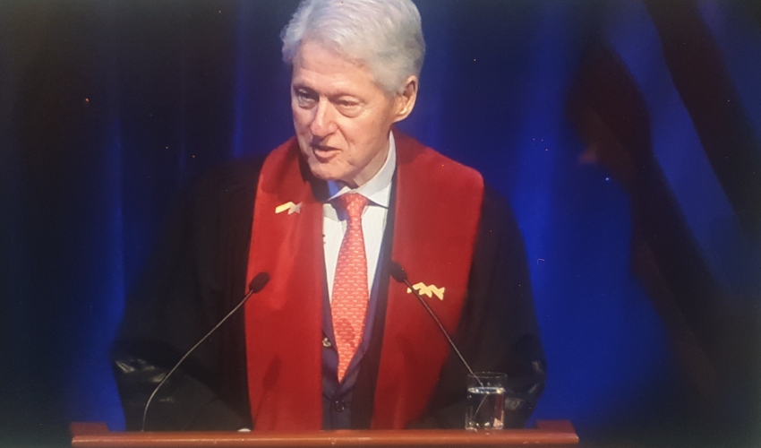 ביל קלינטון נואם במעמד הענקת התואר (צילום מתוך שידורי טלוויזיית אוניברסיטת ניו יורק)