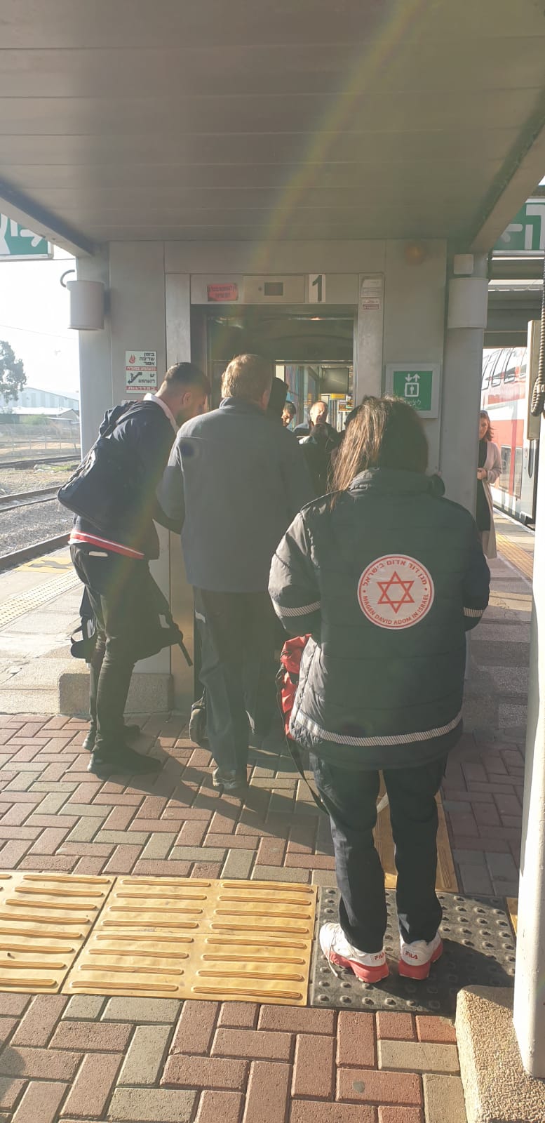 צוותי ההצלה מטפלים בנוסע (צילום: רכבת ישראל)