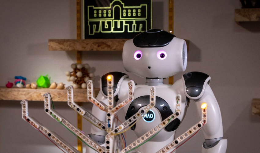 הדלקת נרות עם רובוט נאו במדעטק (צילום: מושון תמיר)