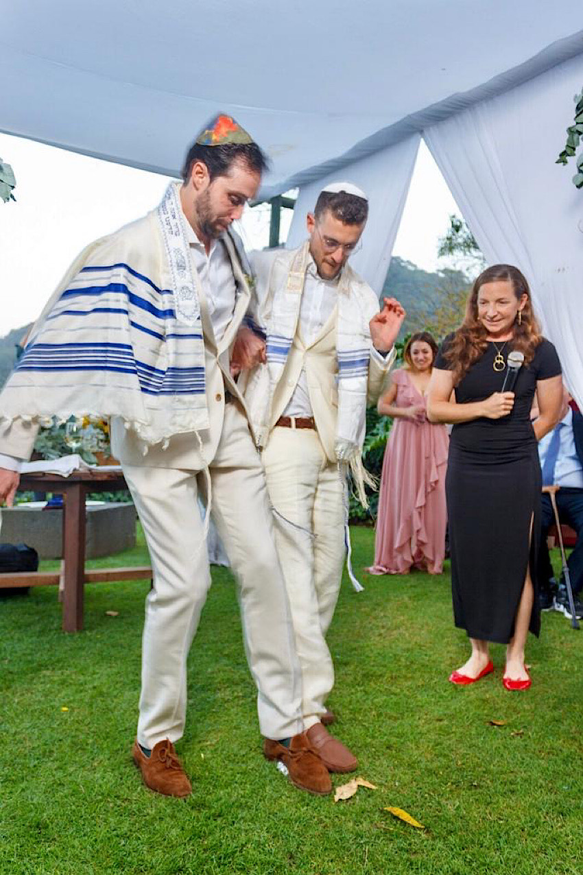 תבור להט ודניאל זחריאס שוברים את הכוס (צילום: hermes fotografia)