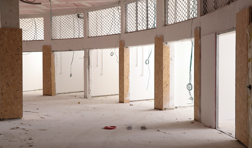 עבודות ההכנה לקראת קליטת הסוחרים בקומת הקרקע של מבנה שוק תלפיות (צילום: חברת שקמונה)