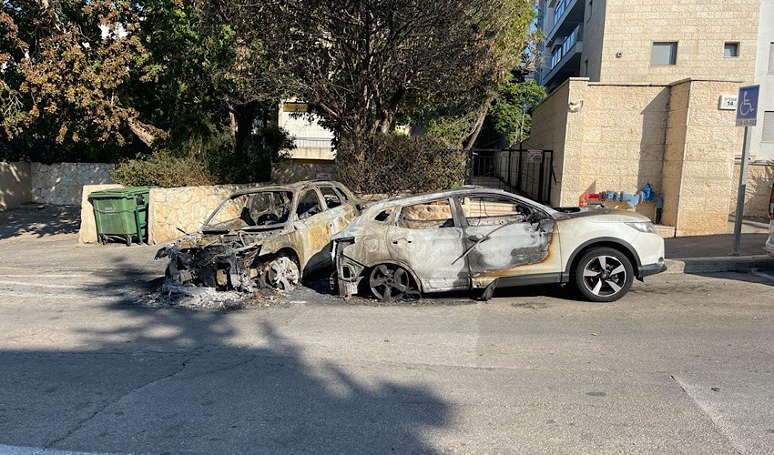 שניים מהרכבים השרופים ברחוב עובדיה (צילום: שושן מנולה)