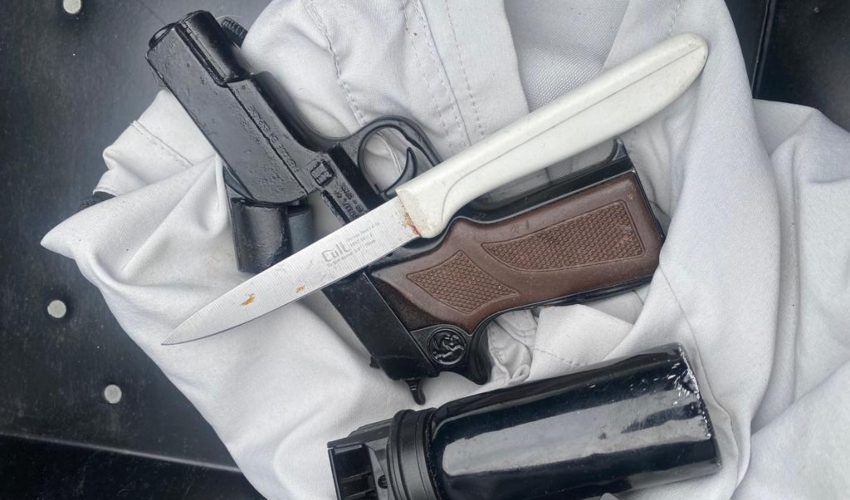 הסכין ואקדח הצעצוע שנתפסו ברשותו של החשוד (צילום: דוברות המשטרה)