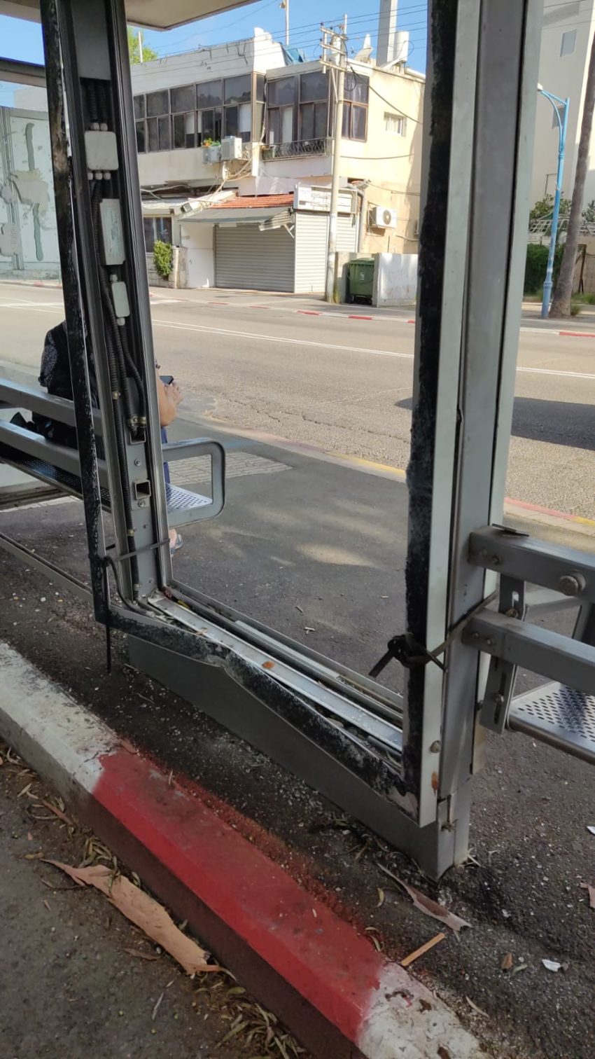 תחנת האוטובוס המסוכנת (צילום: יובל בוסין)