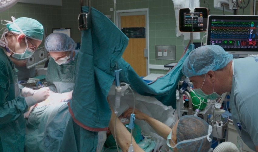 פרופ' ערן בן אריה וגלית גליל מטפלת אינטגרטיבית במהלך הניתוח (צילום: זיו כץ)