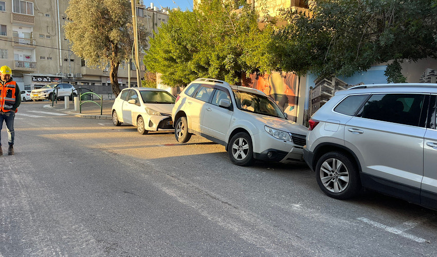 הרכב שהגלגל הקדמי שלו שקע בבולען (שימוש לפי סעיף 27א לחוק זכויות יוצרים)