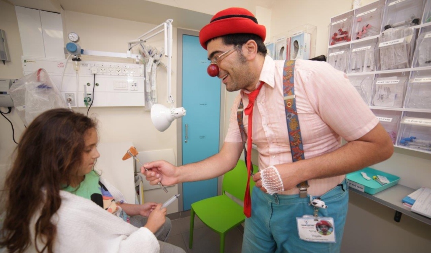 הליצן טרז'ולי במיון הילדים (צילום: אלי דדון)