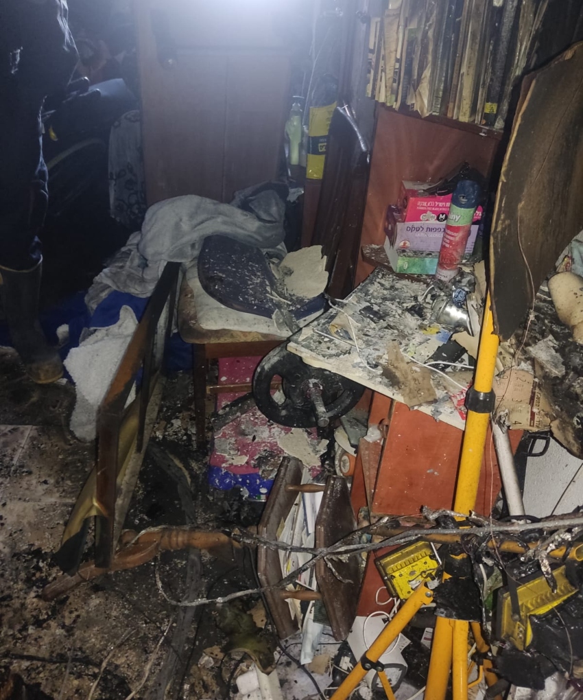 שריפה בדירת מגורים ברחוב זבולון בקרית אתא (צילום: דוברות כבאות והצלה חוף)