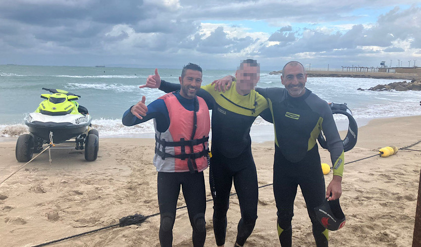 המצילים שי דנינו ואברהים שאוויש עם הגולש שניצל (צילום: דוברות עיריית חיפה)