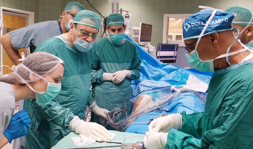 ד"ר ברנפלד בחדר הניתוח (צילום: מיכל קליינברג, דוברות כרמל)