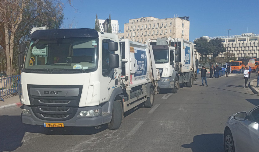 משאיות התברואה בדרך לירושלים (צילום: דוברות עיריית חיפה)