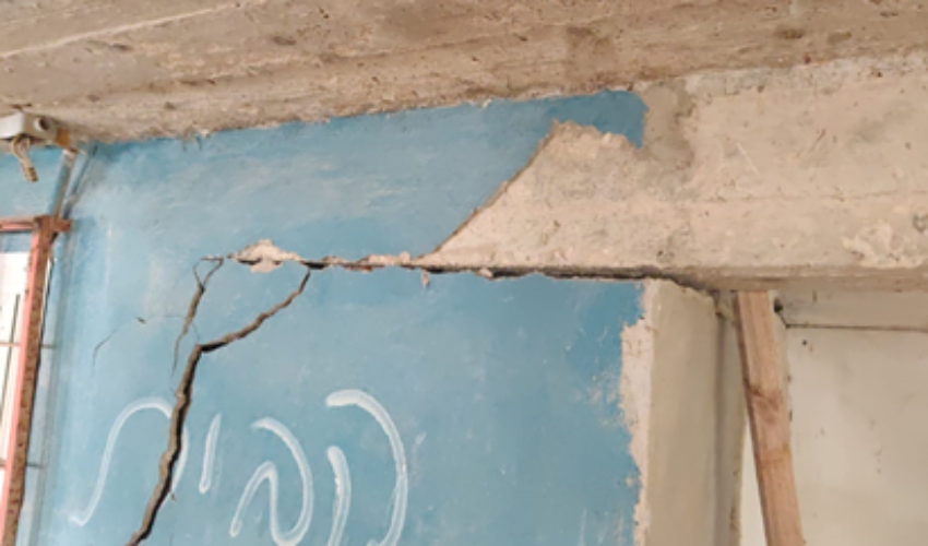 סדקים בבניין בחביבה רייך 55 (צילום: חברת שתית)